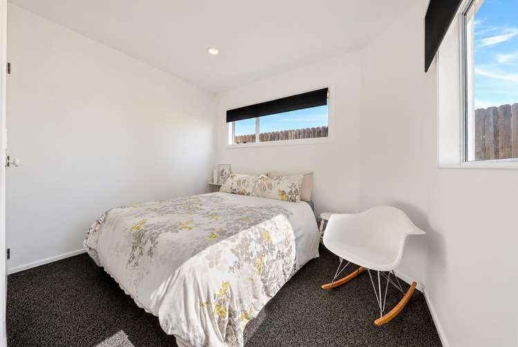 2/9 Sunset Road Totara Vale_9