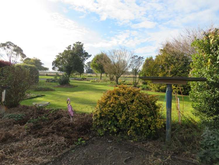 27 Chertsey Line Road Chertsey_17