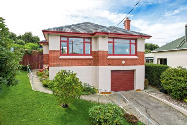 Spacious 3 Bedroom Home with Harbour Views!