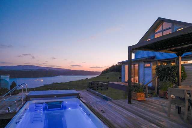Internationally Appealing Retreat on Lake Rotoiti
