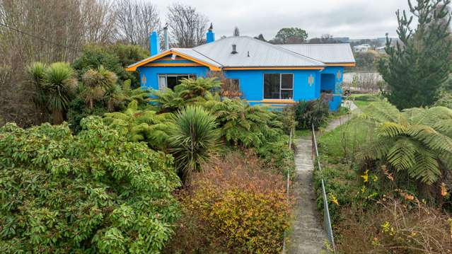 Charming home with Mataura River views