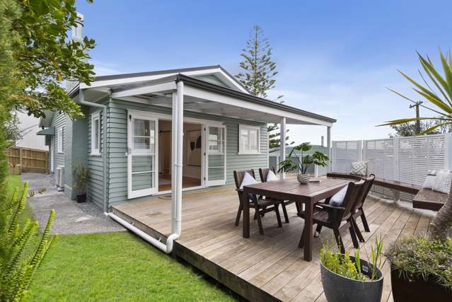 Picture-perfect 1950's Bungalow