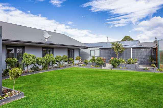 DUAL-DWELLING LIFESTYLE RETREAT IN OXFORD!