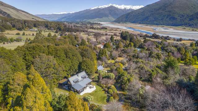 Picturesque Makarora bordering the national park
