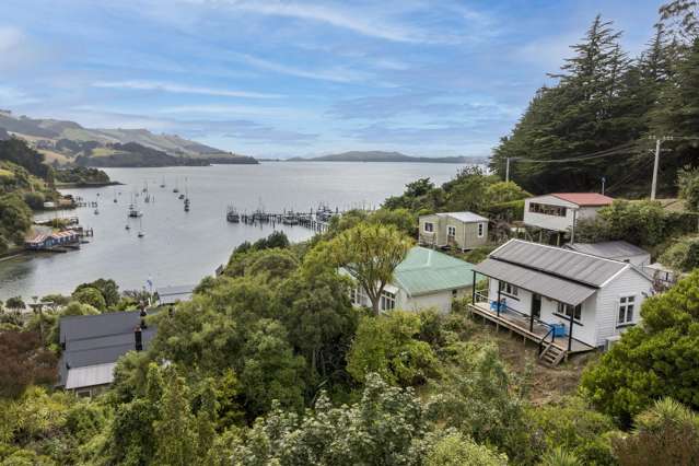 Stunning Harbour Retreat in Careys Bay