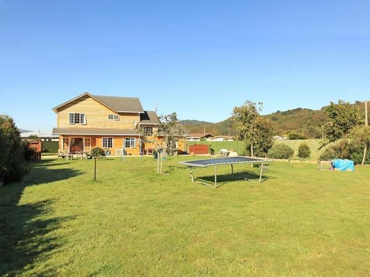 33 Grimsby Grove Wainuiomata_6