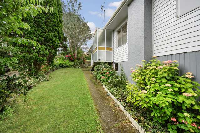 15 Padnell Crescent Paparangi_1