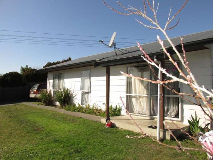 2 Caernarvon Drive 10480_2