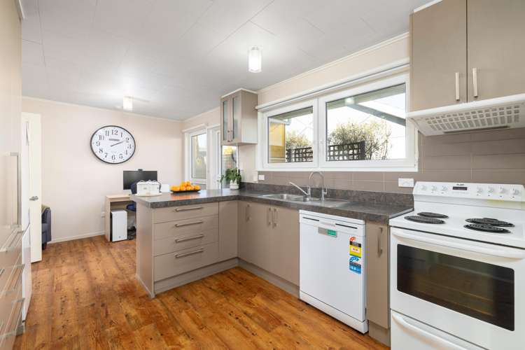 18 Delaware Crescent Russley_8