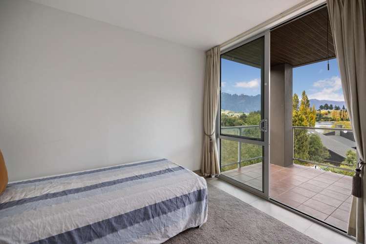 2/23 Adelaide Street Town Centre_9