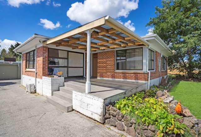 Family Home with Excellent Parking & School Zones