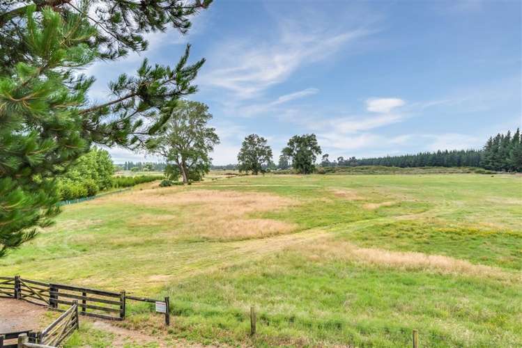 5 Old Windsor Lane Bottle Lake_4