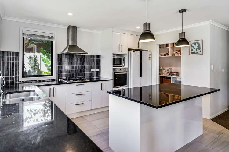 35 Cabourne Drive Glenview_5