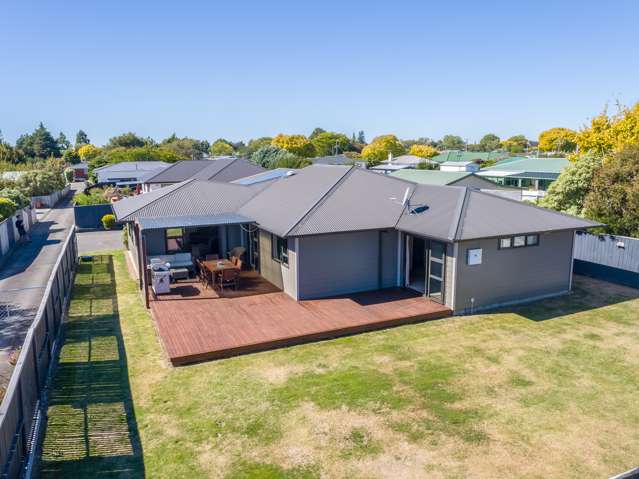 Sunny, private & perfect for family living