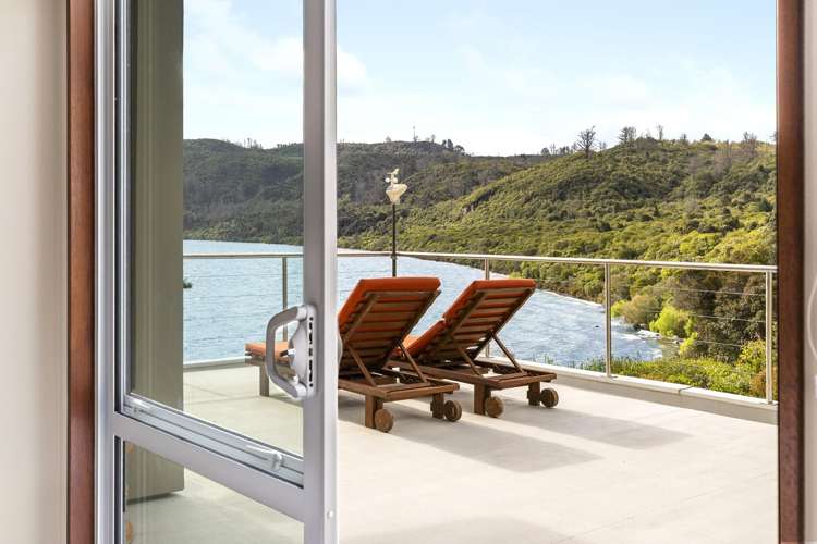 26 Whakamoenga Point Acacia Bay_22