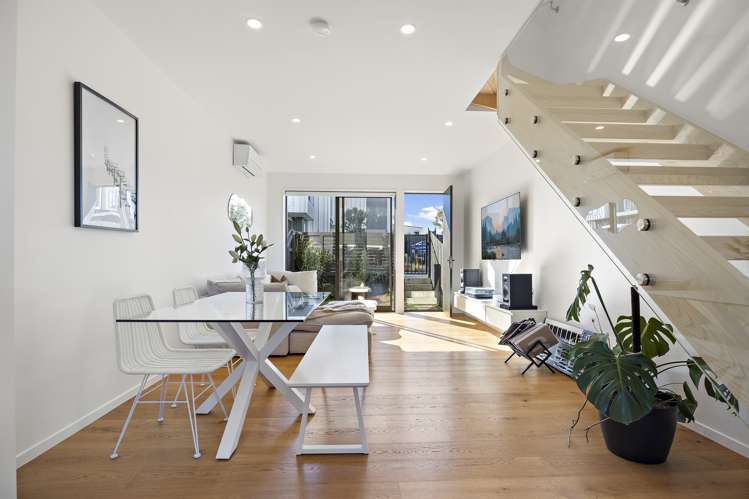 12/82 East Coast Road Milford_13