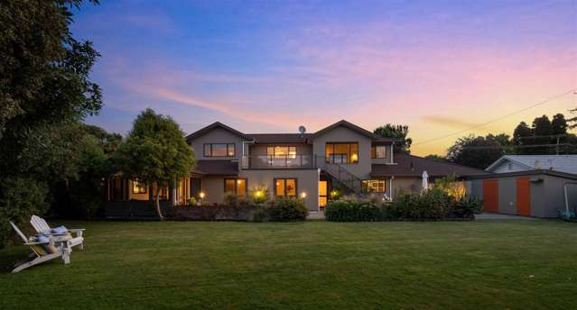 Private Grandeur In Central Blenheim