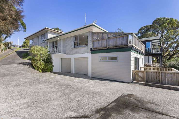 A real estate window in Auckland. Many first home buyers are looking to buy before their pre-approval expires, agents report. Photo / Fiona Goodal