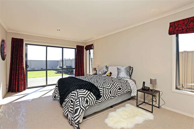 11 Lardon Place Frimley_13