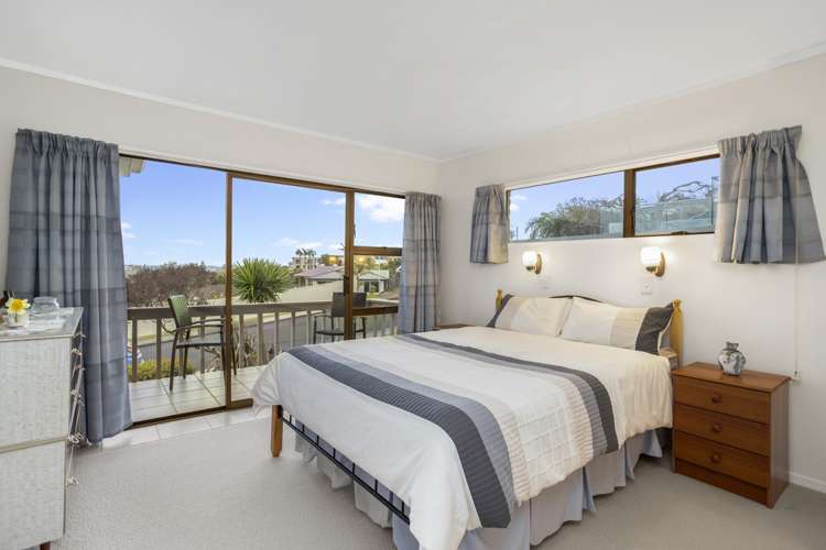 8 Paisley Street Mellons Bay_12