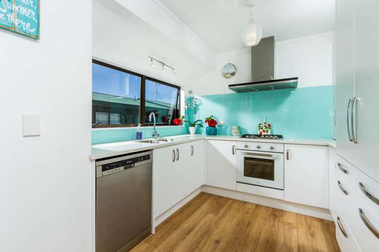 2/706 Beach Road Browns Bay_12