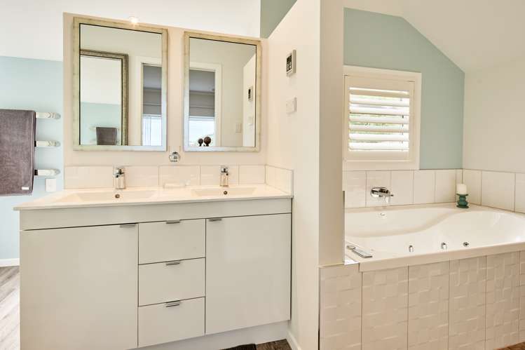 18 Te Pari Pari Road Pukerua Bay_12