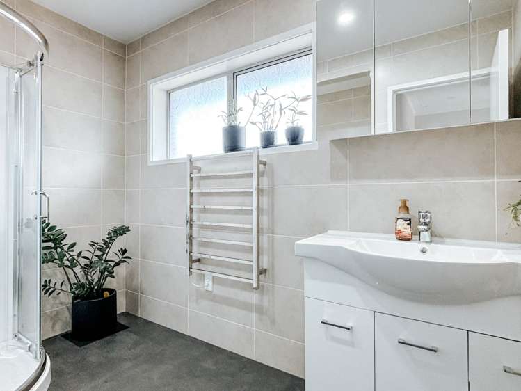 15 Zita Avenue Matakatia Bay_12