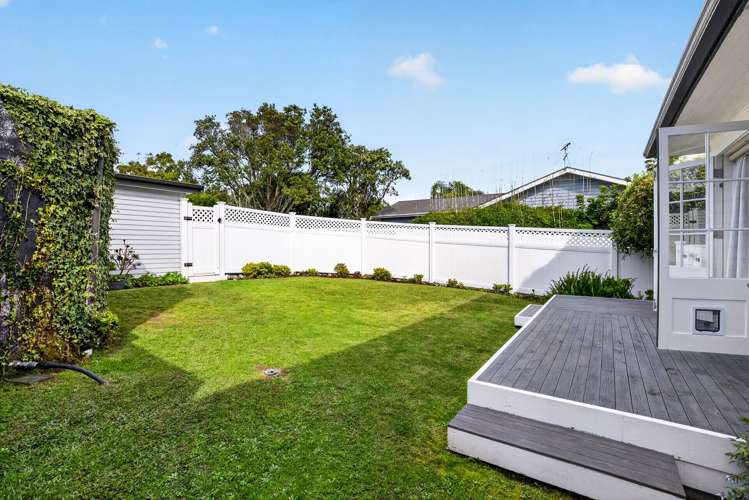 20 & 20A Brian Crescent Stanmore Bay_16