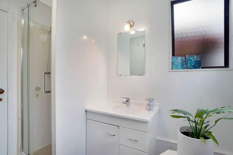 2/219 Glenfield Road Hillcrest_12