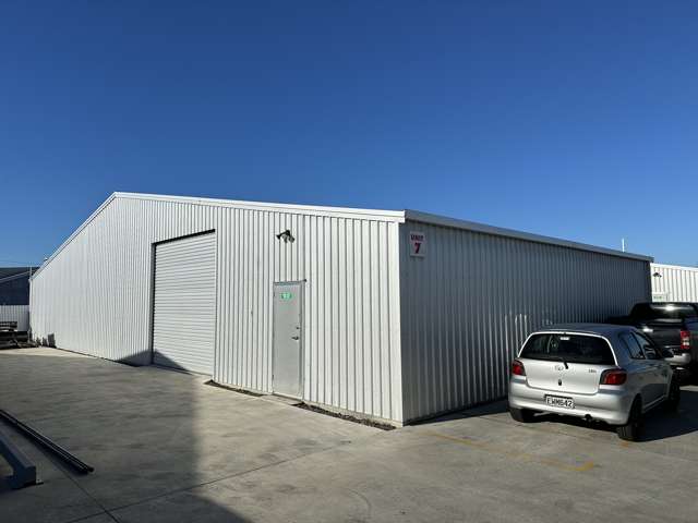 Dual access storage unit for lease