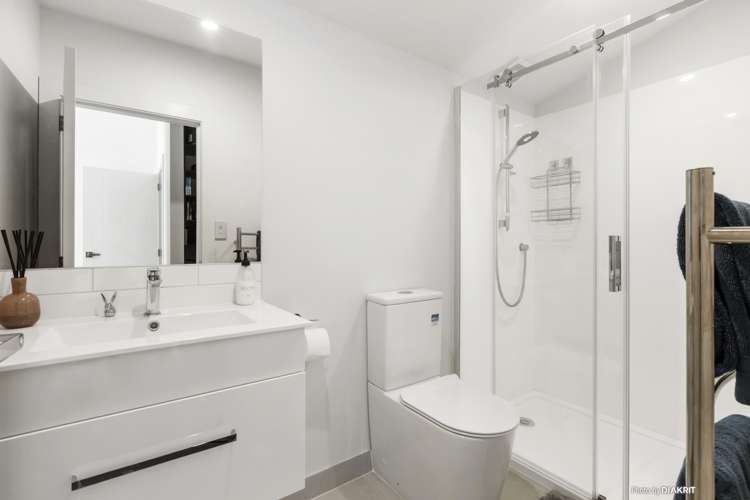 8b Lyall Parade Lyall Bay_13