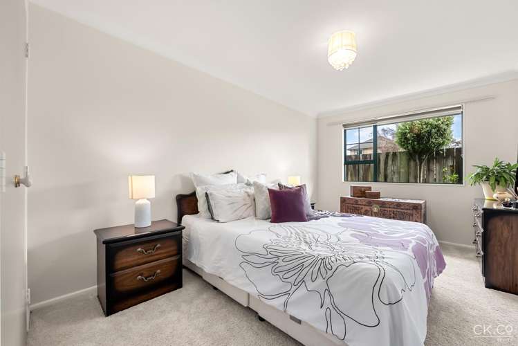 2/118 Whites Line East Waiwhetu_9