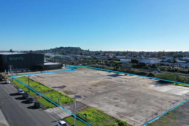 Large Central Yard &ndash; 9,000m&sup2;