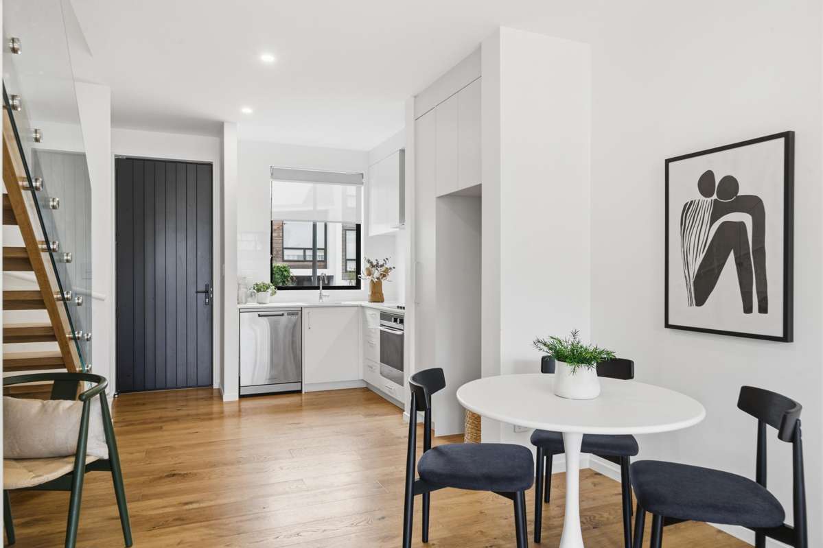 2/4 Glen Atkinson Street_3