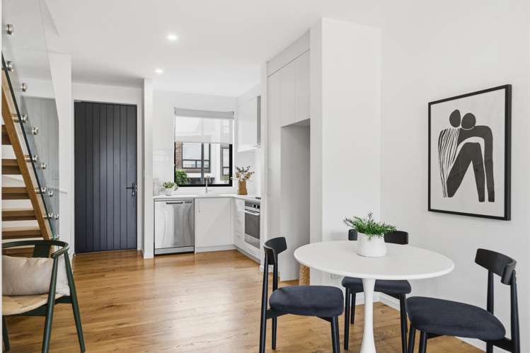 2/4 Glen Atkinson Street St Heliers_7