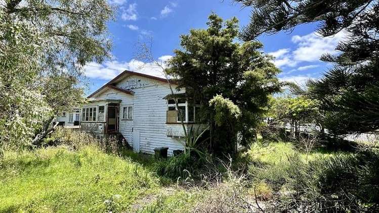 Rat-infested mould house sells for $866,000 at heated auction