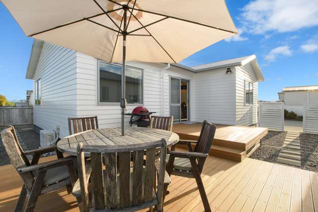 Sun kissed living, dual decking