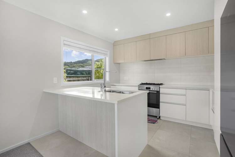 8 Henrietta Maxwell Grove Wainuiomata_3