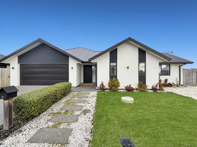 HALSWELL - 3 BEDROOMS, 2 LIVING, 2 BATHROOMS, HEATPUMP, DOUBLE GARAGE