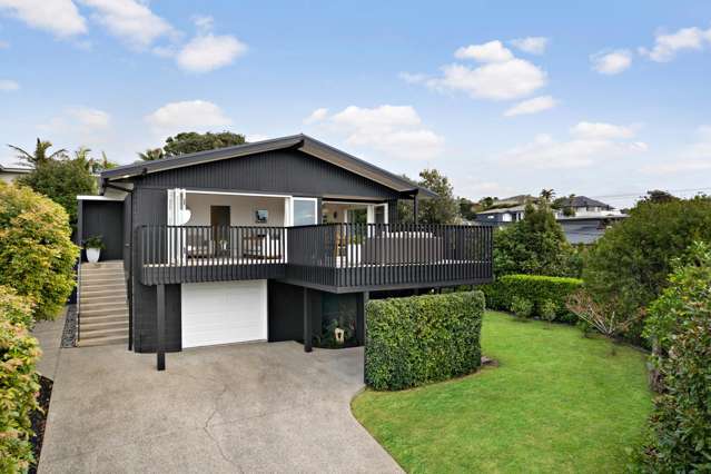 Lush Gardens, Sea Views - Live the Beachside Dream