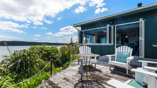 Coastal gem: 1950s Retreat with River frontage!