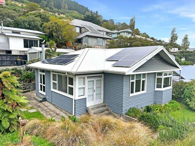 LYTTELTON - THREE BEDROOM BUNGALOW, HEATPUMP, LOG BURNER, DOUBLE GARAGE
