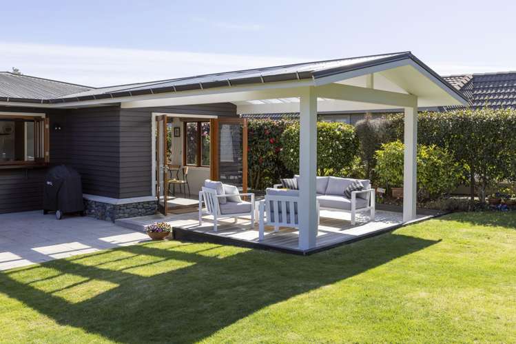 26 Kiwi Street Bird Area_22