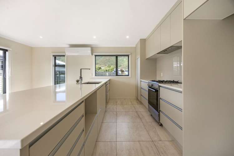 13 Henrietta Maxwell Grove Wainuiomata_3