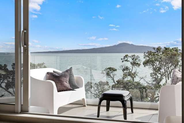 Panoramic Waterfront Views