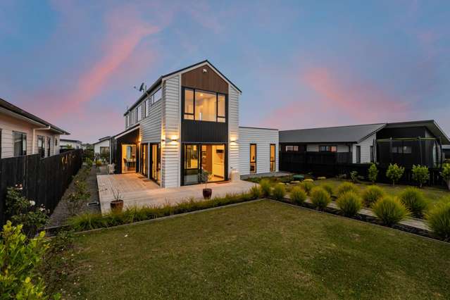 Large Garden & 5 Car Parkings