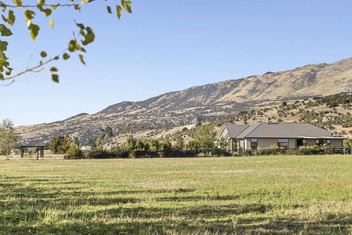 55 Totara Place, Queensberry_0