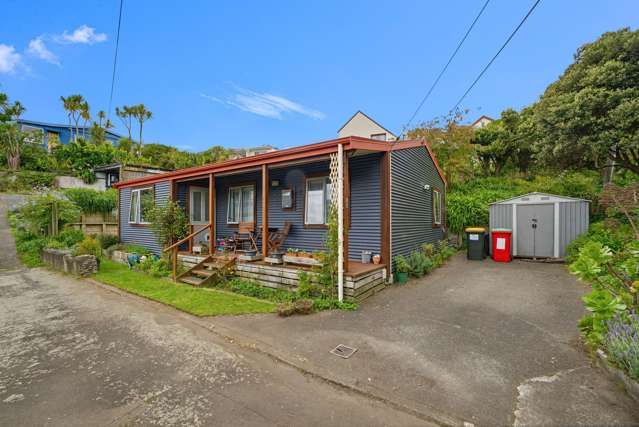 Comfy Coastal Living at Perfect Beach Location!!