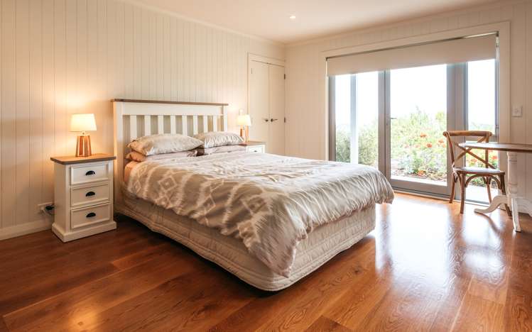 1/304b Sea View Road Ostend_24