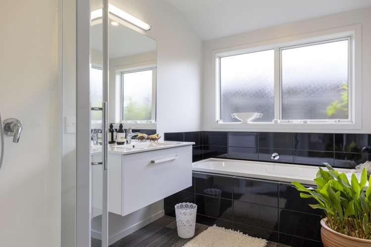 11 Maison Way Rangatira Park_17